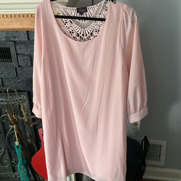 Beautiful pink dress with 3/4 sleeve and design on back - Picture 2 of 3